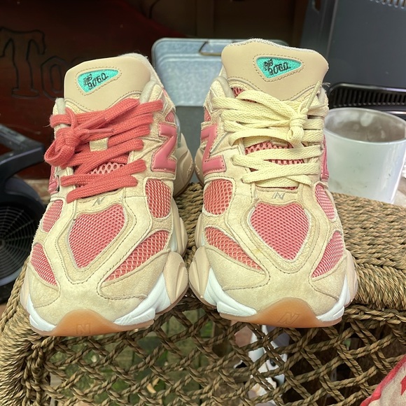 New balance 9060 tan, pink & teal accents size 8.5 (42) condition 7-8 out of 10 - Picture 3 of 8